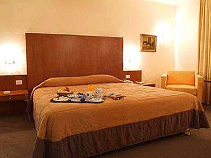 Quality Inn Tripoli Exteriör bild